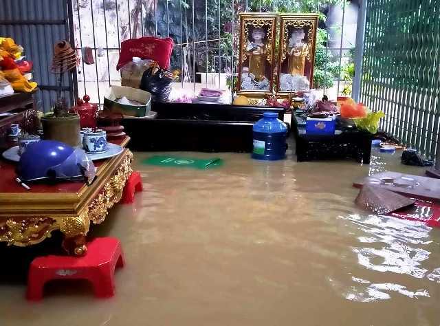 Ninh Bình: Nước tràn đê, hơn 200 nhà bị ngập, người dân hối hả chuyển đồ đạc lên cao