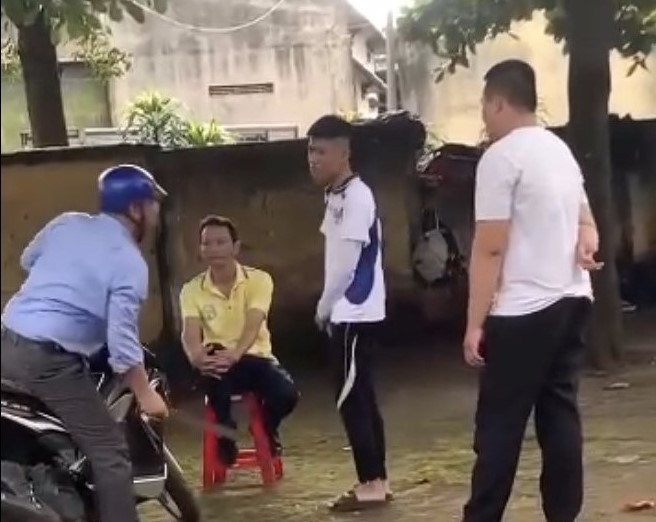 Nguyên nhân thầy giáo Đắk Lắk dùng thước, mũ bảo hiểm đánh 2 nam sinh ngay tại sân trường