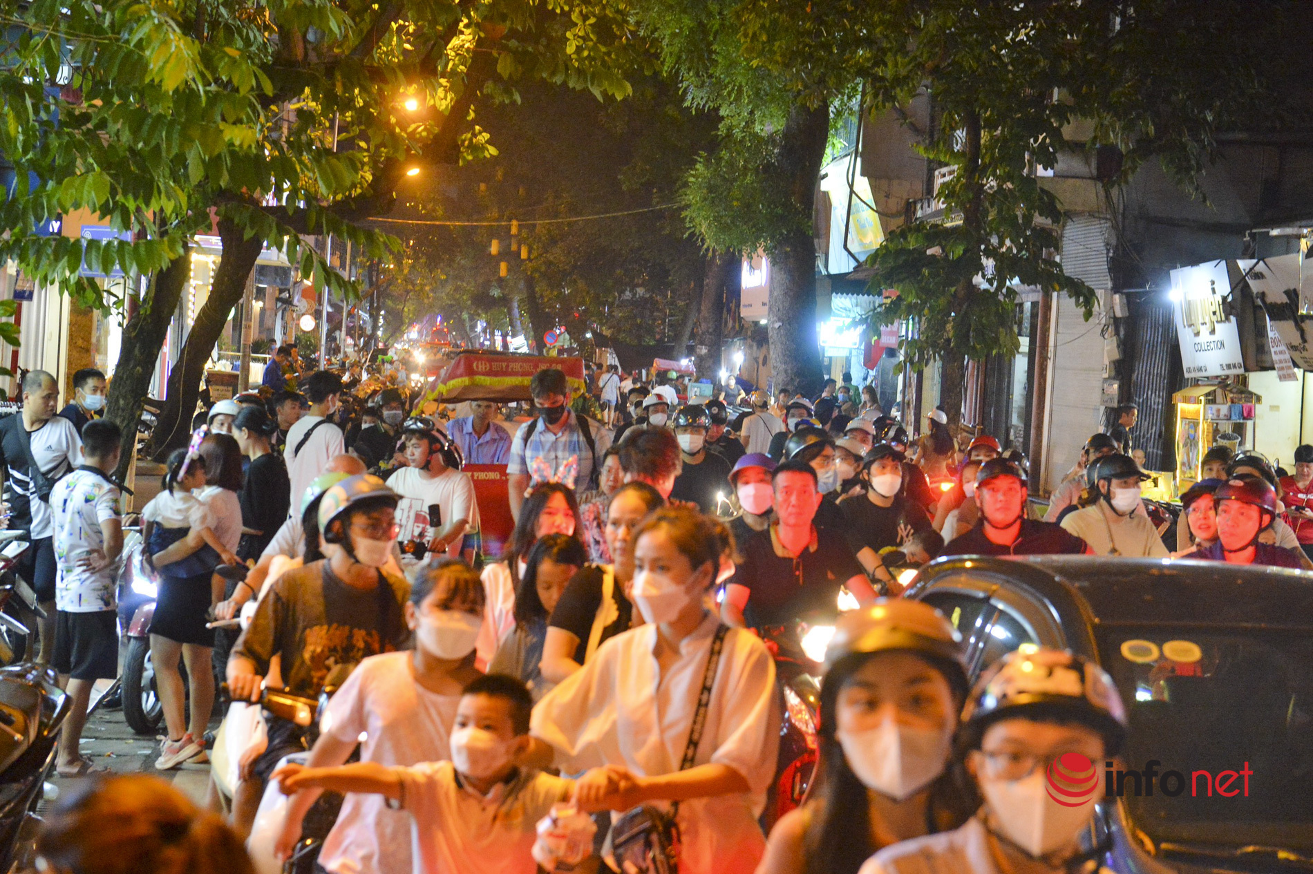 Hà Nội: Biển người chen chúc chơi Trung thu trên phố Hàng Mã