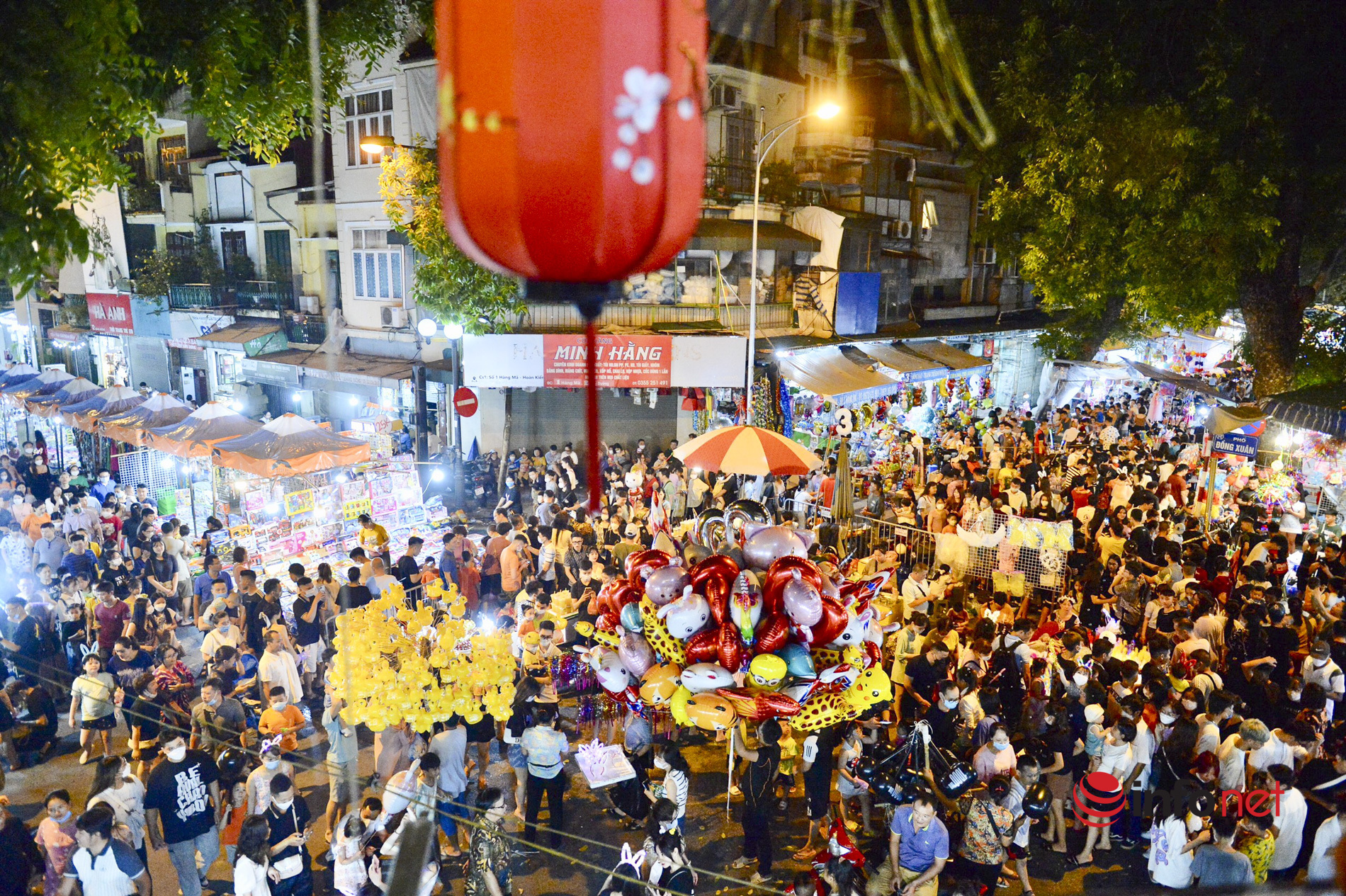 Hà Nội: Biển người chen chúc chơi Trung thu trên phố Hàng Mã