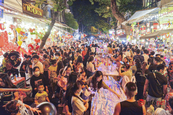 Hà Nội: 'Biển người' chen chúc chơi Trung thu trên phố Hàng Mã