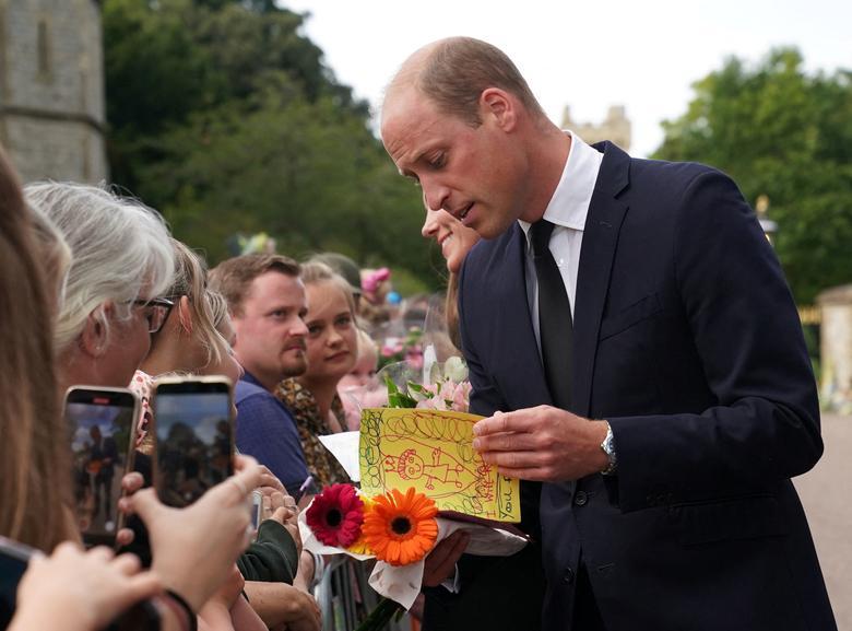 Gia đình Hoàng gia Anh chào đón người dân bên ngoài lâu đài Balmoral, Hoàng tử Harry và William hội ngộ