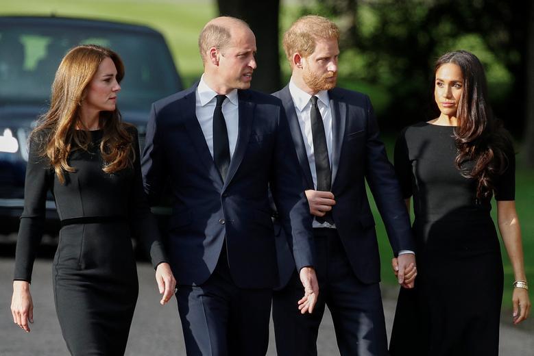 Gia đình Hoàng gia Anh chào đón người dân bên ngoài lâu đài Balmoral, Hoàng tử Harry và William hội ngộ